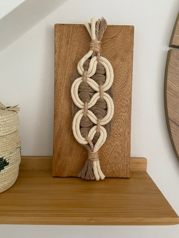 Tabla decorativa nudo en macramé