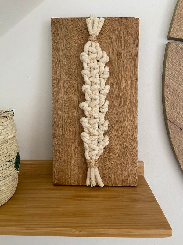 Tabla decorativa nudo en macramé